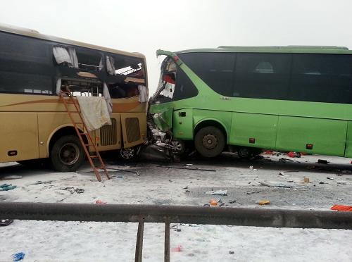這是2月8日拍攝的車(chē)禍現(xiàn)場(chǎng)。新華社發(fā)(周星 攝)