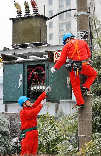 2月8日,湖州市長興縣供電局黨員服務(wù)隊隊員冒雪緊急搶修電力設(shè)施。從7日開始,受強冷空氣影響,浙江省中北部地區(qū)普降大雪。為應(yīng)對低溫雨雪冰凍災(zāi)害天氣,湖州市長興縣、德清縣等縣區(qū)供電局及時啟動應(yīng)急預(yù)案,進(jìn)入24小時應(yīng)急值班,成立黨員服務(wù)隊,加強對重要設(shè)備、線路的巡視,及時排除故障;合理安排電網(wǎng)運行方式,保障電網(wǎng)安全穩(wěn)定運行。新華社記者 徐昱 攝