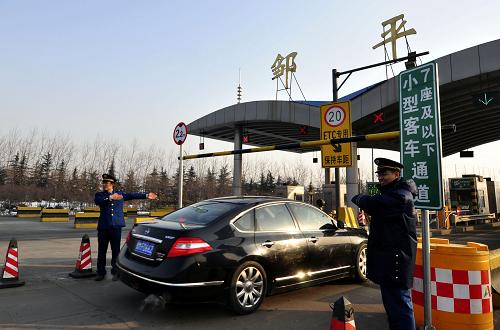 2月9日,濟(jì)青高速公路工作人員在引導(dǎo)車輛從專用通道通過。濟(jì)青高速成立應(yīng)急疏導(dǎo)隊(duì),以應(yīng)對(duì)免費(fèi)期間高速路擁堵,確保車輛暢通無阻。新華社發(fā)(董乃德 攝)