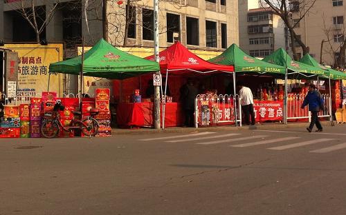 2月9日,煙花爆竹零售點(diǎn)前顧客稀少。新華社記者 岳月偉 攝
