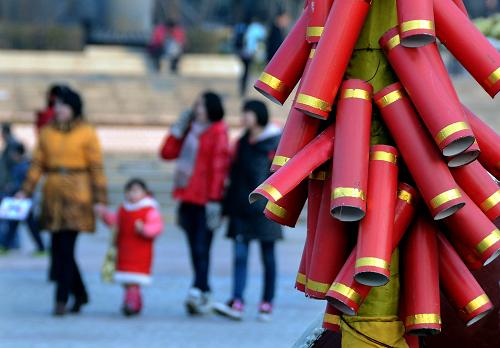 2月9日,市民在鄭州市一個(gè)休閑廣場(chǎng)游玩。新華社記者 王頌 攝
