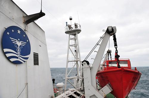 2月9日,中國海監(jiān)137船在釣魚島海域巡航。新華社記者 張建松 攝