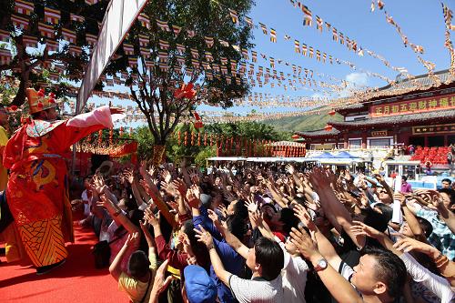2月14日,海南省三亞市南山景區(qū)工作人員扮成“財(cái)神”為游客“散財(cái)”。當(dāng)日是民間傳說中財(cái)神的生日,我國各地有在這一天迎財(cái)神的習(xí)俗,人們希望借此祈求新的一年有好財(cái)運(yùn)。新華社發(fā)(陳文武 攝)