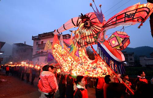 2月22日,石人橋燈在出燈。當(dāng)日,江西上饒縣石人鄉(xiāng)汪宅村鬧起元宵板龍燈,兩百余米的龍燈在村中舞動,周邊十里八鄉(xiāng)的村民聞訊前往,感受鬧春氣息。據(jù)悉,板龍燈又稱石人橋燈,始于晉、興于唐、鼎盛于明清。江西上饒縣石人鄉(xiāng)素有“橋燈之鄉(xiāng)”的美稱,村村都有橋燈會,每班橋燈少則數(shù)十橋,多則數(shù)百橋。橋燈古以祭社稷、敬佛道為主,今以慶元宵、慶豐收、慶太平盛世為主題,但仍然延續(xù)古代祭典禮儀,與“廟會”文化融為一體。每年正月十二至十五日為石人橋燈會期。2010年,石人橋燈被列入江西省省級非物質(zhì)文化遺產(chǎn)名錄。