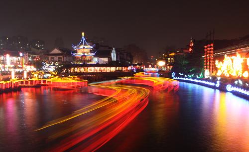 2月22日晚,南京夫子廟景區(qū)夜色被元宵燈會(huì)的彩燈點(diǎn)亮,秦淮河在游船與彩燈的裝扮下格外美麗。當(dāng)日是農(nóng)歷正月十三,即元宵節(jié)前傳統(tǒng)的“上燈日”,南京夫子廟景區(qū)的2013年“江蘇·秦淮燈會(huì)暨第二十七屆夫子廟春節(jié)燈會(huì)”現(xiàn)場(chǎng)燈光璀璨,夜色迷人。