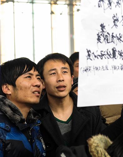 2月26日,求職者在查看一家用人單位的各項(xiàng)崗位信息。當(dāng)日吉林省2013年春風(fēng)行動(dòng)啟動(dòng)儀式暨九臺(tái)市就業(yè)援助大型招聘會(huì)在長(zhǎng)春市九臺(tái)經(jīng)濟(jì)開(kāi)發(fā)區(qū)舉行。在招聘會(huì)現(xiàn)場(chǎng),共有來(lái)自九臺(tái)經(jīng)濟(jì)開(kāi)發(fā)區(qū)、長(zhǎng)春市及省外的120家招聘企業(yè),提供用工崗位萬(wàn)余個(gè),吸引了來(lái)自九臺(tái)及周邊縣市的下崗失業(yè)人員、農(nóng)村勞動(dòng)力、返鄉(xiāng)務(wù)工人員和大中專(zhuān)畢業(yè)生3000多人前來(lái)選擇就業(yè)崗位。同時(shí),招聘會(huì)現(xiàn)場(chǎng)還提供咨詢(xún)服務(wù),幫助各類(lèi)有需求的農(nóng)村勞動(dòng)者獲得免費(fèi)的政策咨詢(xún)、崗位信息、就業(yè)服務(wù)及法律援助。新華社記者 許暢 攝