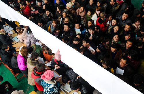 2月26日,求職者在招聘會(huì)現(xiàn)場(chǎng)選擇崗位。新華社記者 許暢 攝