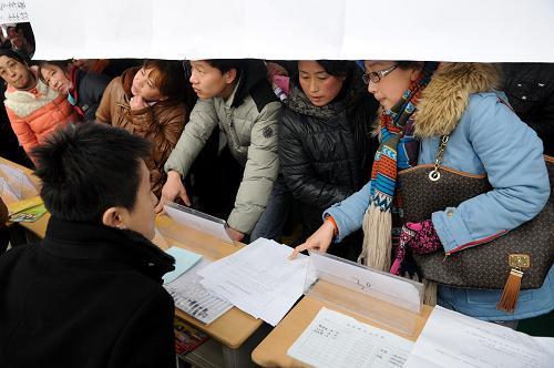 2月26日,求職者在咨詢(xún)崗位信息。新華社記者 許暢 攝