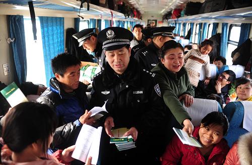2月26日,沈陽市總工會農民工工作部和沈陽鐵路公安處的工作人員在K387次列車上為四川來沈陽務工的農民工發(fā)放招聘信息手冊。新華社發(fā)(姜冰 攝)