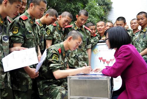 2月25日,深圳市血液中心的工作人員在指導(dǎo)新兵們填寫獻(xiàn)血表格。當(dāng)日上午,武警廣東邊防總隊第七支隊六大隊150多名官兵無償獻(xiàn)血,有效緩解了春節(jié)過后深圳市血液中心的用血壓力。此次參加無償獻(xiàn)血的官兵中,有80%以上是剛?cè)胛椴坏絻蓚€月的“95后”新兵。據(jù)悉,深圳血液中心從2004年起將該大隊設(shè)立為深圳市首家 “應(yīng)急采血點(diǎn)”,并授予“愛心血庫”稱號。9年來,該大隊已有超過5000人次參加獻(xiàn)血,獻(xiàn)血量總計在100多萬毫升以上。新華社記者 梁旭 攝
