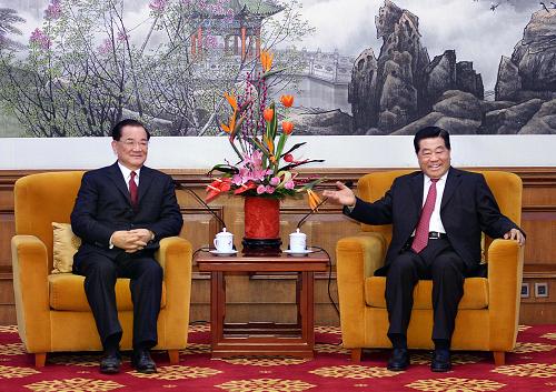 2月26日,全國(guó)政協(xié)主席賈慶林在北京釣魚(yú)臺(tái)國(guó)賓館會(huì)見(jiàn)中國(guó)國(guó)民黨榮譽(yù)主席連戰(zhàn)及臺(tái)灣各界人士訪問(wèn)團(tuán)全體成員。新華社記者 李濤 攝