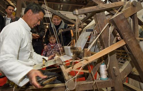 第六屆中國(guó)(重慶)工藝品博覽會(huì)開(kāi)展 2月28日,中國(guó)非物質(zhì)文化遺產(chǎn)“榮昌夏布”折傳承人在現(xiàn)場(chǎng)為市民展示織布工藝。 當(dāng)日,第六屆中國(guó)(重慶)工藝品、禮品及家居飾品博覽會(huì)在重慶國(guó)際會(huì)展中心拉開(kāi)帷幕。本屆展會(huì)吸引了來(lái)自中國(guó)、尼泊爾、緬甸等地的工藝品廠商和個(gè)人參展,參觀者可免費(fèi)參觀、選購(gòu)工藝飾品。 新華社記者 陳誠(chéng) 攝