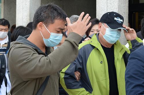 3月2日,埃及熱氣球爆炸事故中國(guó)香港遇難者家屬抵達(dá)埃及盧克索機(jī)場(chǎng)。 埃及熱氣球爆炸事故中國(guó)香港遇難者家屬當(dāng)日抵達(dá)盧克索,參加下午在事故現(xiàn)場(chǎng)舉行的悼念儀式。 新華社記者 李木子攝