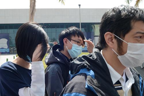 3月2日,埃及熱氣球爆炸事故中國(guó)香港遇難者家屬抵達(dá)埃及盧克索機(jī)場(chǎng)。新華社記者 李木子攝