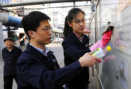 3月3日,志愿者清除小區(qū)內(nèi)的小廣告。在毛澤東“向雷鋒同志學(xué)習(xí)”題詞發(fā)表五十周年之際,天津電力濱海供電公司共產(chǎn)黨員服務(wù)隊與當(dāng)?shù)刂驹刚呓M織共同行動,義務(wù)為塘沽丹東里、永康里等老舊小區(qū)維修樓道應(yīng)急燈、更換開關(guān)等設(shè)施,同時清理社區(qū)小廣告,以實(shí)際行動踐行雷鋒精神。