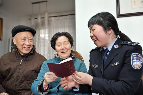 3月5日,重慶市公安局出入境管理總隊出國境事務科民警利用休息時間將82歲老人劉瑋(左一)及其老伴的新護照送到家,并為他們講解新護照的特點。當日,重慶市公安局出入境管理總隊出國境事務科的年輕民警們開展學雷鋒便民服務活動,為老人、帶著幼兒的母親、殘障人士等特殊人群開設愛心通道。據(jù)了解,近5年來,重慶市公安局出入境管理總隊出國境事務科結(jié)合崗位特點,通過開設愛心通道、針對特殊人群上門服務、緊急事務特事特辦等具體措施,為民排憂解難個案年均超過1萬余件,前臺群眾滿意率始終保持在99%以上,先后被重慶市委、公安部、全國婦聯(lián)和市局評為“群眾滿意窗口”“全國出入境系統(tǒng)文明窗口”“全國巾幗文明崗”“先進基層黨組織”。