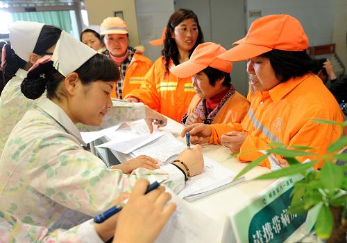 3月6日,受助女工在醫(yī)院體檢處進(jìn)行體檢登記。當(dāng)日,由南京市總工會、解放軍八一醫(yī)院共同主辦的“共建和諧,同享藍(lán)天——困難女職工健康行”活動在南京啟動,首批50名受助女職工在解放軍八一醫(yī)院接受免費(fèi)體檢、義診和健康咨詢服務(wù),并獲贈慰問品。此次活動為期兩個多月,將為全市家庭經(jīng)濟(jì)困難女職工、女環(huán)衛(wèi)工、社區(qū)保潔崗位及重點工程工地的女性農(nóng)民工、女性家政服務(wù)人員、困難企業(yè)和困難家庭女勞模等提供免費(fèi)體檢、婦科檢查、手術(shù)費(fèi)用減免等醫(yī)療服務(wù)。