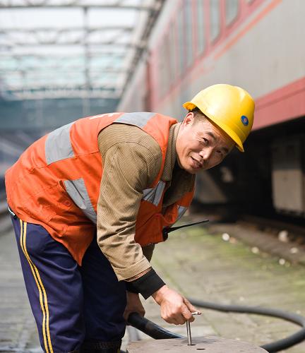 3月6日,春運最后一天,52歲的重慶火車北站上水工陳朝明在他當值的最后一班上工作。春運期間,上水工陳朝明和伙伴們每天要在500米的車站軌道上水步行道上來回走20多趟,日均為20多趟列車上水。