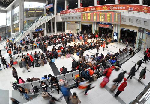 3月6日,旅客在重慶火車北站候車室候車。當日是春運最后一天,持續(xù)40天的鐵路春運落下帷幕。雖然學生客流已經(jīng)結(jié)束,民工客流也呈現(xiàn)出下降趨勢,但隨著西北方向客流的增加,近日重慶兩大火車站發(fā)送旅客人數(shù)日均仍保持在7萬人次左右,預(yù)計客流高峰還將持續(xù)一段時間。重慶火車站根據(jù)售票情況統(tǒng)計,春運期間重慶兩大火車站共計發(fā)送旅客295萬人次。