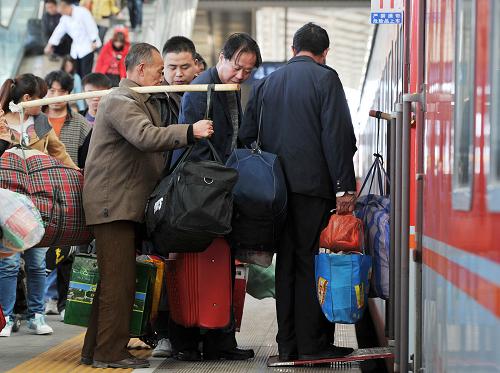 3月6日,旅客在寧夏銀川火車(chē)站排隊(duì)上車(chē)。3月7日,記者從蘭州鐵路局了解到,2013年春運(yùn)期間,蘭州鐵路局共發(fā)送旅客351.4萬(wàn)人次,同比增加18.97萬(wàn)人次、增幅5.7%,旅客發(fā)送量創(chuàng)該局春運(yùn)歷史新高。據(jù)了解,春運(yùn)期間,蘭州鐵路局共向北京、上海、廣州、烏魯木齊等客流集中的方向加開(kāi)了始發(fā)臨客64列,有效緩解了客流集中方向的運(yùn)能壓力,同時(shí)進(jìn)一步擴(kuò)充售票窗口能力,使售票窗口達(dá)到388個(gè),首次實(shí)現(xiàn)了甘肅、寧夏兩省區(qū)縣級(jí)地區(qū)的全覆蓋。