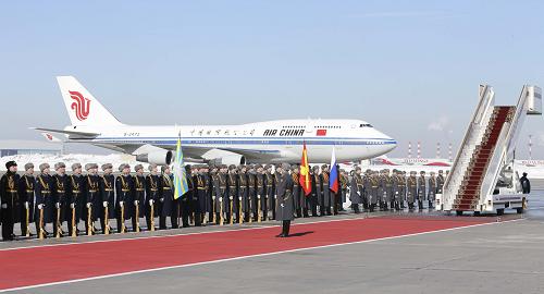 3月22日,中國國家主席習(xí)近平抵達莫斯科,開始對俄羅斯進行國事訪問。這是儀仗隊列隊準(zhǔn)備迎接習(xí)近平。 新華社記者 丁林 攝