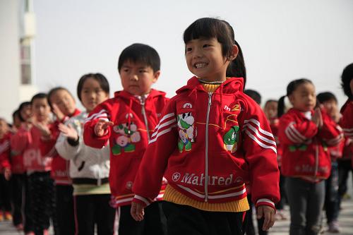 3月24日,在甘肅省玉門市玉門鎮(zhèn)小學(xué)“鄉(xiāng)村少年宮”,留守兒童在做操。自2012年起,甘肅省玉門市玉門鎮(zhèn)建立了“鄉(xiāng)村少年宮”,開設(shè)音樂、美術(shù)、書法、體育等活動項目,面向留守兒童免費開放。一些體育、音樂、美術(shù)教師還義務(wù)擔(dān)當(dāng)起“鄉(xiāng)村少年宮”的活動輔導(dǎo)員,帶領(lǐng)孩子們開展各項活動,引導(dǎo)他們度過快樂而有意義的周末。目前,玉門鎮(zhèn)每周約有70名留守兒童在“鄉(xiāng)村少年宮”度周末。