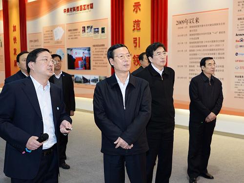 3月28日下午,中共中央政治局常委、國務(wù)院副總理張高麗到北京中關(guān)村國家自主創(chuàng)新示范區(qū)調(diào)研。29日上午,張高麗在北京召開企業(yè)家座談會。這是張高麗在中關(guān)村國家自主創(chuàng)新示范區(qū)展示中心觀看展示。新華社記者 李濤 攝