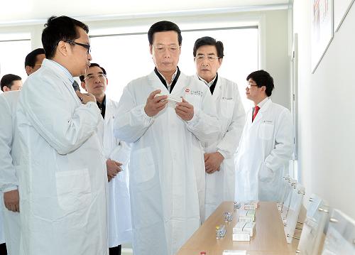 這是張高麗在科興控股生物技術(shù)有限公司觀看產(chǎn)品展示。新華社記者 李濤 攝