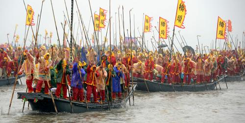 4月5日,在江蘇溱潼會船節(jié)上,參加比賽的選手奮力向前。當日,2013江蘇溱潼會船節(jié)在江蘇省泰州市姜堰區(qū)溱潼鎮(zhèn)溱湖拉開帷幕。400多條各式各樣的船只和1萬余名會船選手相聚溱湖,在綿綿細雨中飛篙走槳,弄潮擊浪,共同演繹歷史悠久的會船風情,吸引約10萬中外游客冒雨觀看。溱潼會船始于南宋時期,當?shù)匕傩諡榱思赖鞛榭菇鹁柢|的南宋將士,每年清明會船于溱湖上,相沿至今,有“天下會船數(shù)溱潼”的美名,現(xiàn)已被列入國家級非物質(zhì)文化遺產(chǎn)。新華社發(fā)(駱忠明 攝)