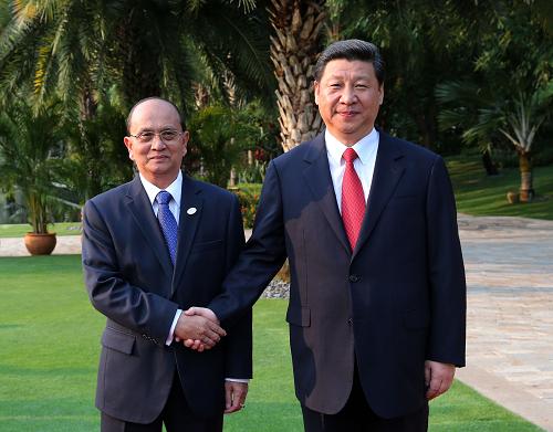 4月5日,中國國家主席習(xí)近平在海南三亞舉行儀式歡迎緬甸總統(tǒng)吳登盛訪華。這是習(xí)近平與吳登盛握手。新華社記者 龐興雷 攝