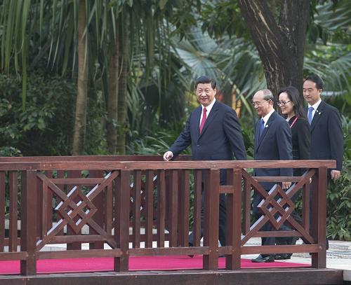 4月5日,中國國家主席習(xí)近平在海南三亞舉行儀式歡迎緬甸總統(tǒng)吳登盛訪華。這是習(xí)近平與吳登盛握手。新華社記者 龐興雷 攝