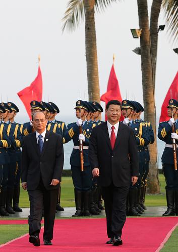4月5日,中國國家主席習(xí)近平在海南三亞舉行儀式歡迎緬甸總統(tǒng)吳登盛訪華。這是習(xí)近平與吳登盛握手。新華社記者 龐興雷 攝