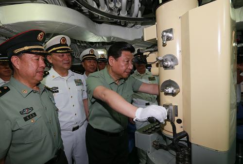 中共中央總書記、國(guó)家主席、中央軍委主席習(xí)近平在出席博鰲亞洲論壇2013年年會(huì)相關(guān)活動(dòng)后,專程來到海軍駐三亞部隊(duì),代表黨中央、中央軍委向官兵們致以誠(chéng)摯的問候,勉勵(lì)大家深入抓好黨的十八大精神學(xué)習(xí)貫徹,牢記黨在新形勢(shì)下的強(qiáng)軍目標(biāo),堅(jiān)定強(qiáng)軍信心,獻(xiàn)身強(qiáng)軍實(shí)踐。這是4月9日,習(xí)近平視察某新型潛艇,了解武器裝備性能。新華社記者 李剛 攝