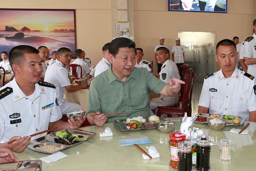 這是4月9日,習(xí)近平在水兵餐廳同水兵們共進(jìn)午餐。新華社記者 李剛 攝