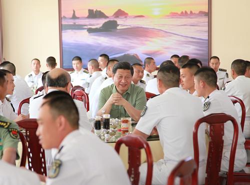 這是4月9日,習(xí)近平在水兵餐廳,同水兵們共進(jìn)午餐。新華社記者 李剛 攝