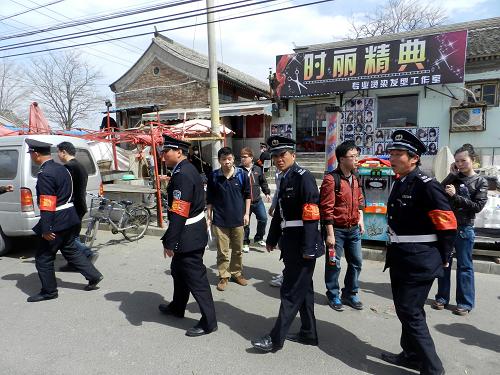 4月13日,在北京市順義區(qū)后沙峪鎮(zhèn)古城村中心街,執(zhí)勤人員在北京首例人感染H7N9禽流感病例患兒住處附近巡邏。北京市衛(wèi)生局4月13日發(fā)布,當(dāng)日凌晨,經(jīng)過中國(guó)疾控中心復(fù)核,北京市發(fā)現(xiàn)首例人感染H7N9禽流感確診病例。目前這名H7N9患者病情穩(wěn)定,兩名密切接觸者未發(fā)現(xiàn)流感樣癥狀。這名7歲患兒正在北京地壇醫(yī)院接受治療,其父親曾從事活禽販賣工作。新華社發(fā)(王振 攝)
