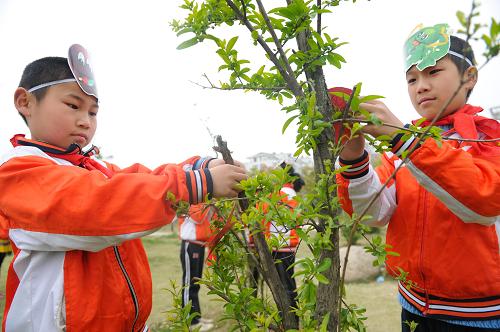 4月22日,兩名小學(xué)生將心愿卡片掛在小樹上。當(dāng)日,在合肥市瑤海區(qū)龍崗開發(fā)區(qū)的龍崗游園內(nèi),來(lái)自轄區(qū)內(nèi)馬崗小學(xué)的孩子們?cè)诶蠋煹膸ьI(lǐng)下拿著鏟子、灑水壺等工具為游園內(nèi)的樹木松土、澆水、除草,并將寫有保護(hù)環(huán)境和愛護(hù)地球內(nèi)容的心愿卡片掛在樹木上,號(hào)召大家從身邊小事做起,樹立環(huán)保意識(shí),保護(hù)環(huán)境,珍愛地球。新華社記者 杜宇 攝