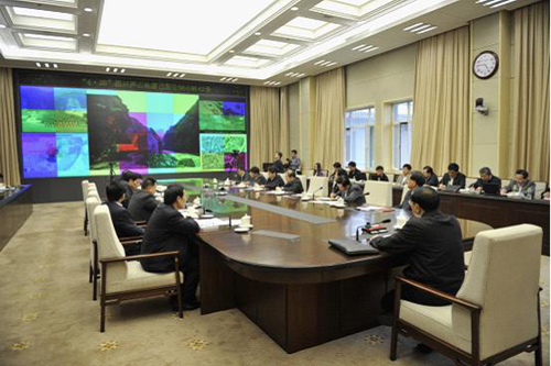 2013年4月22日,李克強(qiáng)總理在國(guó)務(wù)院應(yīng)急指揮中心與四川蘆山4·20地震抗震救災(zāi)前線通話。