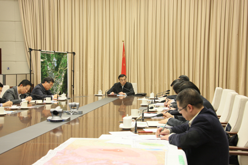 2013年4月22日,李克強(qiáng)總理與四川蘆山4·20地震抗震救災(zāi)前線通話,了解抗震救災(zāi)最新進(jìn)展情況。