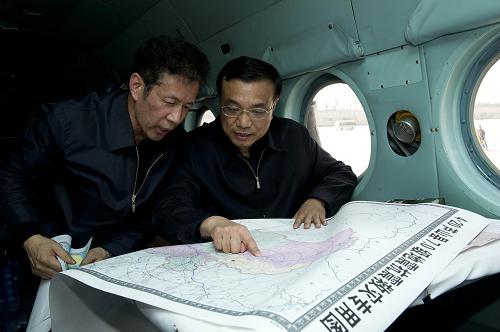 2013年4月20日上午8時(shí)02分,四川省蘆山縣發(fā)生7.0級(jí)地震。中共中央政治局常委、國(guó)務(wù)院總理李克強(qiáng)迅速作出抗震救災(zāi)的重要指示,國(guó)務(wù)院根據(jù)國(guó)家抗震救災(zāi)應(yīng)急預(yù)案啟動(dòng)抗震救災(zāi)一級(jí)響應(yīng),緊張有序地開(kāi)展救災(zāi)行動(dòng)。中午1時(shí)10分,李克強(qiáng)率有關(guān)部門負(fù)責(zé)人和相關(guān)專家飛赴災(zāi)區(qū)。從這一刻起到21日中午1時(shí)30分回京,李克強(qiáng)在飛機(jī)上召開(kāi)緊急會(huì)議、搭乘運(yùn)輸直升機(jī)抵達(dá)震中、來(lái)到醫(yī)院看望受傷群眾、冒著余震攀上廢墟了解救援進(jìn)展、走近受災(zāi)群眾傾聽(tīng)愿望心聲、現(xiàn)場(chǎng)布置對(duì)中斷聯(lián)系的寶興縣進(jìn)行救援、打著手電開(kāi)會(huì)研究災(zāi)情形勢(shì)部署救災(zāi)工作、深夜查訪電力供應(yīng)恢復(fù)情況、走進(jìn)帳篷探訪受災(zāi)群眾安置、看望地震危重傷員部署救治工作。24個(gè)小時(shí)里,地震災(zāi)區(qū)留下他繁忙的身影和馬不停蹄的足跡。4月20日,李克強(qiáng)乘飛機(jī)在四川邛崍機(jī)場(chǎng)降落后,得知通往災(zāi)區(qū)的公路不太通暢。為節(jié)省時(shí)間,李克強(qiáng)馬上決定搭乘運(yùn)輸救災(zāi)物資的直升機(jī)直飛震中。他說(shuō),現(xiàn)在一切為了救援,要盡快趕到一線。(圖/文 黃敬文/陳二厚)