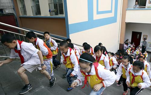 4月22日,重慶市永川區(qū)上游小學(xué)的學(xué)生們?cè)谘菥氈锌焖?、有序地從教室撤離。新華社發(fā)(陳仕川 攝)