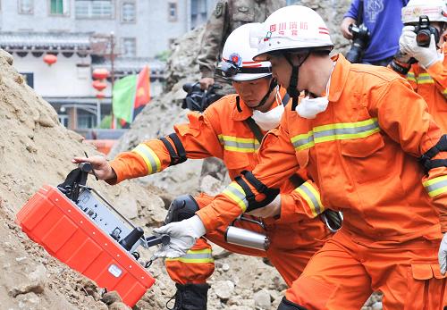 4月22日,消防戰(zhàn)士在操作生命探測(cè)儀對(duì)寶興縣縣城滑坡地帶進(jìn)行搜索。當(dāng)日,在寶興縣的各支救援隊(duì)伍進(jìn)一步加快行動(dòng)速度,爭(zhēng)分奪秒地深入到當(dāng)?shù)貫?zāi)區(qū)展開救援行動(dòng)。新華社記者 劉潺 攝