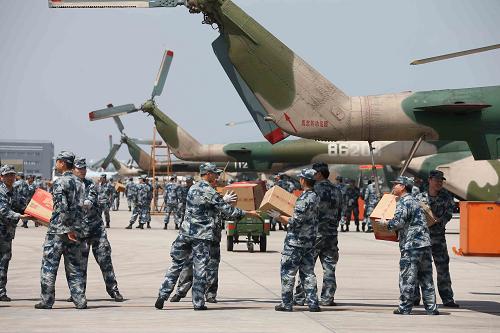 成空官兵在邛崍機(jī)場(chǎng)裝載救災(zāi)物資(4月24日攝)。新華社記者 王建民 攝