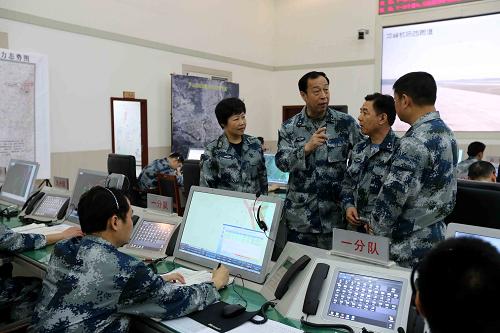 指揮員在成都軍區(qū)空軍抗災(zāi)救災(zāi)指揮所大廳,連續(xù)晝夜值班(4月24日攝)。新華社記者 王建民 攝
