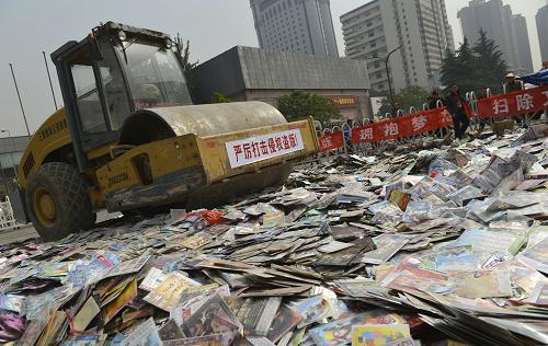 4月25日,在陜西省西安市,50.7萬余件非法出版物被集中銷毀。當日,為迎接“4·26”世界知識產(chǎn)權(quán)日,全國“掃黃打非”工作小組組織全國各省區(qū)市舉行2013年侵權(quán)盜版及非法出版物集中銷毀活動。新華社記者 劉瀟 攝