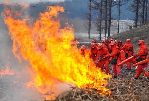 4月24日,森警戰(zhàn)士正在進(jìn)行森林火災(zāi)滅火演習(xí)。新華社發(fā)(陳賀 攝)