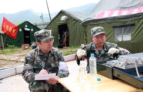 4月25日,軍事醫(yī)學(xué)科學(xué)院飲水衛(wèi)生專家在蘆山縣龍門鄉(xiāng)進(jìn)行水質(zhì)檢測(cè)。新華社發(fā)(高效文 攝)