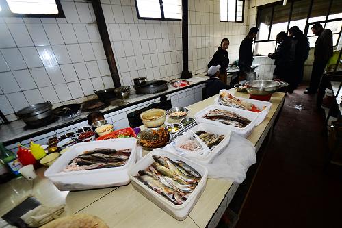 5月7日,青海湖鳥島附近一家餐館,廚房內(nèi)放著被執(zhí)法人員查獲的湟魚。新華社發(fā)(吳剛攝)