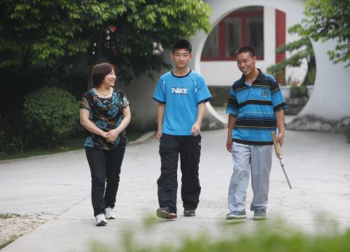 震后三周年,在北京師范大學(xué)附中成都實驗中學(xué)就讀的張帥利用周末時間,來到成都市綠道景觀工程實業(yè)有限公司與父母見面,這家公司資助張帥上學(xué)并安排其父母在公司內(nèi)工作(2011年5月6日攝)。 新華社發(fā)(張曉理 攝)