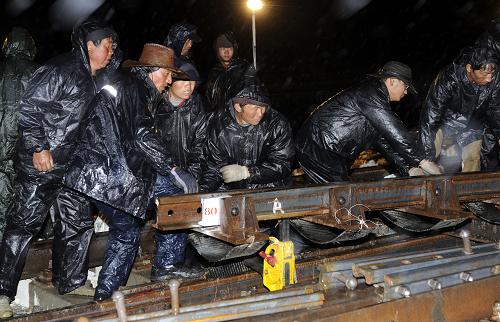 5月17日夜里,工程技術(shù)人員冒著大雨,在拉薩火車西站緊張施工,將青藏鐵路與拉日鐵路接軌。青藏鐵路與拉日鐵路接軌工程從5月14日開(kāi)始緊張施工,參與施工的2000多名工程技術(shù)人員協(xié)同作戰(zhàn),軌道、信號(hào)、電務(wù)等各項(xiàng)工程設(shè)備計(jì)劃于5月20日全部完成。此次接軌將進(jìn)一步為拉日鐵路建設(shè)工程設(shè)備物資的快速送達(dá)提供保障。從拉薩至日喀則的拉日鐵路全長(zhǎng)253公里,到目前已經(jīng)鋪軌80多公里,預(yù)計(jì)今年年底完成鋪軌,明年正式通車運(yùn)行。